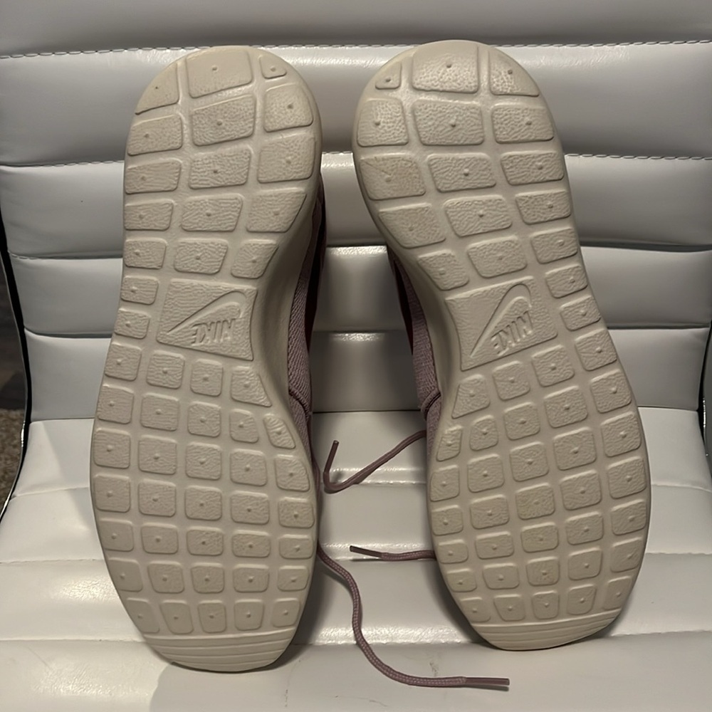 NWOT Nike Roshe One. - Picture 5 of 5